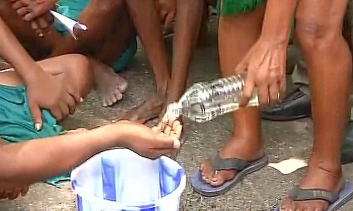 Tamil Nadu Farmers Drink Urine As Protest 
