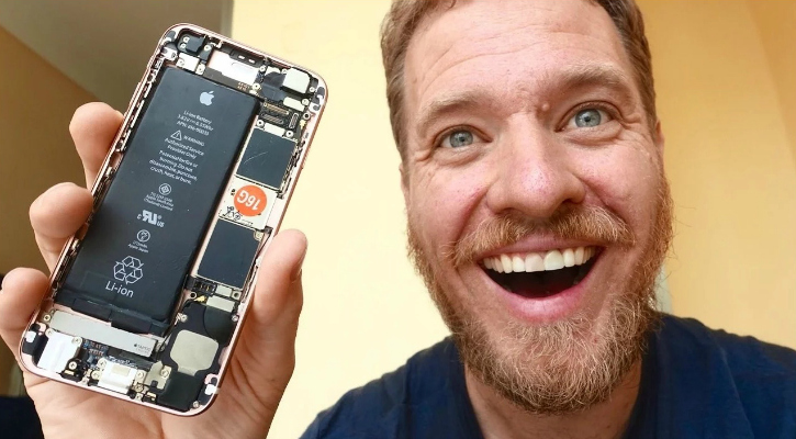 Scotty Allen and his finished iPhone 6s made from spare parts