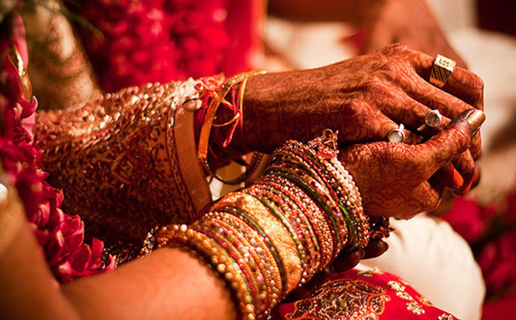 Woman Cheats Two Grooms After Marriage Runs Away With Lakhs Of Rupees 