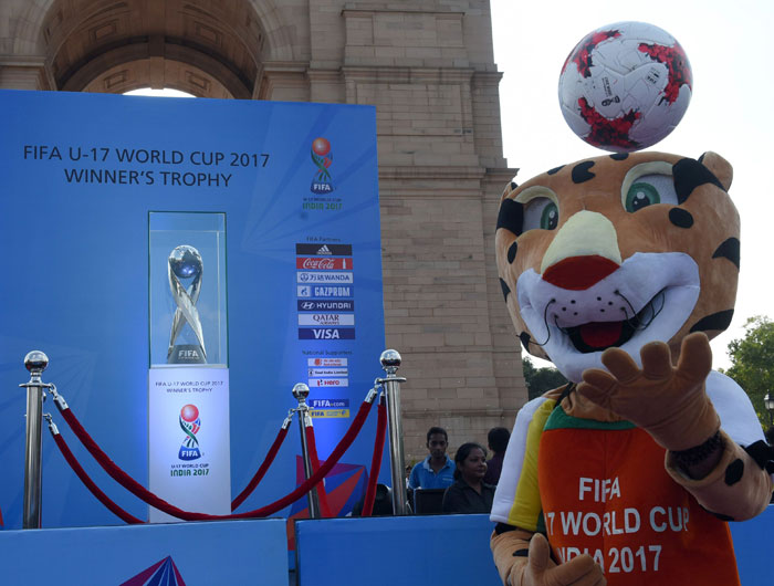 U-17 Football World Cup Takes India By Storm – Lakh People Turn Up To Catch A Glimpse Of The Trophy U-17 Football World Cup Takes India By Storm – Lakh People Turn Up To Catch A Glimpse Of The Trophy