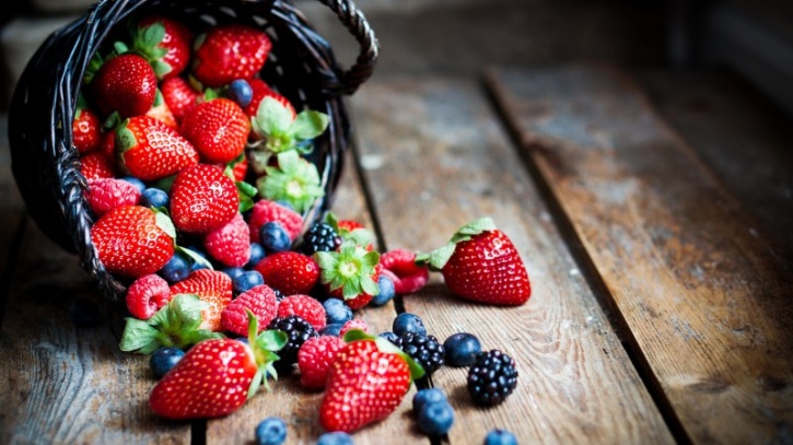 Berries Berries such as raspberries, blackberries, blueberries and especially strawberries are also great sources of vitamin C, which can further help with the absorption of iron. 