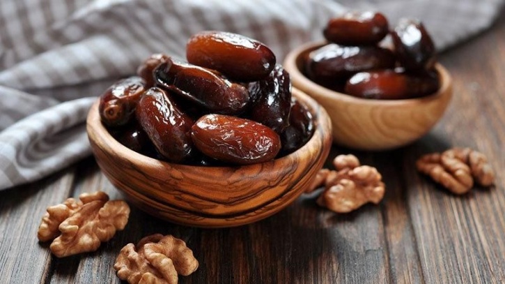 Dates Not only are these a super-sweet fruit a cup (250gm) of dates contain up to 3 milligrams of iron. Add it to salads or sweet dishes like ice creams. 