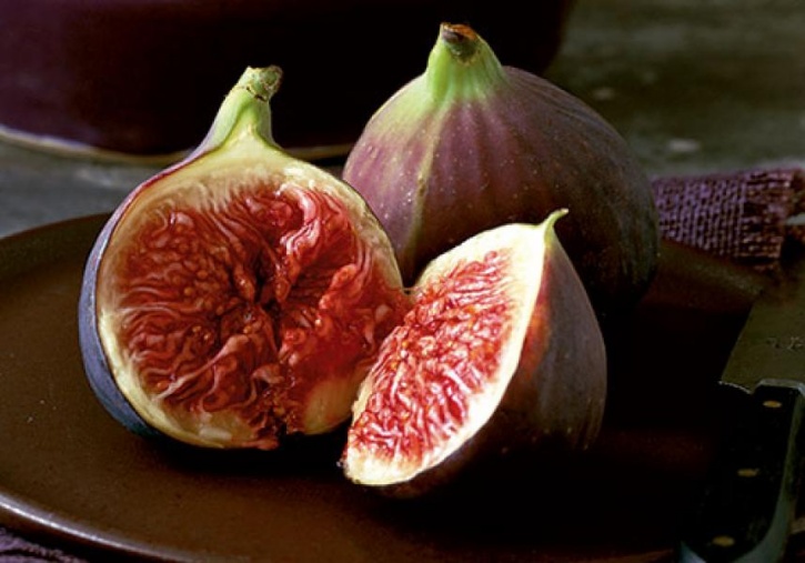 Figs The beauty about figs is that they can be eaten fresh or dried. Their iron content is amplified when they are soaked overnight. 