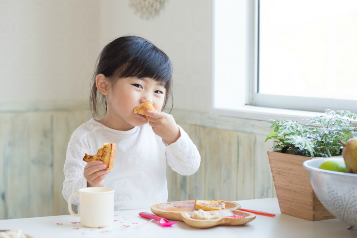 They snack mindfully Teach your children to enjoy the treats and snacks, but in the right frequency and amount; like the Japanese who eat in smaller quantities and lesser frequencies. They exercise what is known as ‘flexible restraint’ when it comes to consuming unhealthy food. 