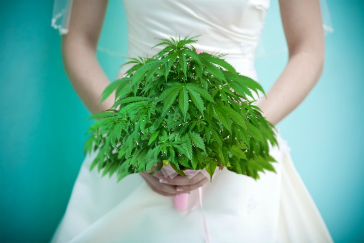 Here’s a real time-saver if you if you want your special day to go off as spectacularly as you have imagined, but you don’t have the time to plan every minute detail. A weed wedding is very much on the cards.  The legalisation of marijuana in a handful of states and a few countries has paved the way for a new cannabis-laden moneymaking avenue at weddings. The alcoholic beverages and weeding cakes aside, couples are now serving up different strains of cannabis at marijuana bars setups instead of alcohol! 