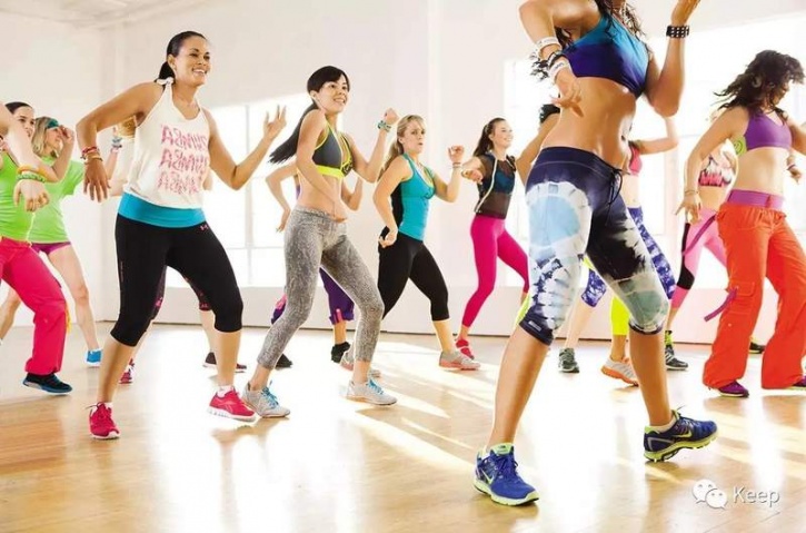 Does it sounds a lot like Zumba? The only thing that’s common between the two is the fact that they both combine dance with a component of exercise. The key difference is that Zumba primarily focuses on your cardiovascular fitness, while Jazzercise focuses on not just aerobics as well as strength training. Apart from moving around using dance are your central theme you will work on your entire body by even getting into strength training movements such as push ups, bicep curl, crunches and so on.   