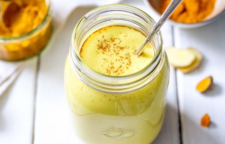 Turmeric works well to keep your immunity boosted and diseases at bay. Renowned for its anti-inflammatory properties its anti-inflammatory properties do well to prevent colds and heal sore throats. You can either add it to your food or have it with a cup of hot milk every night. 