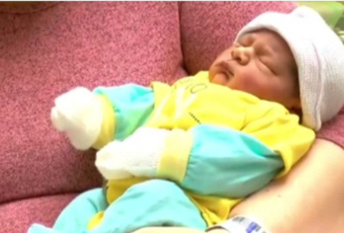 US Woman Gives Birth To Baby Boy Mid-Flight, Airline Gifts Him A ...