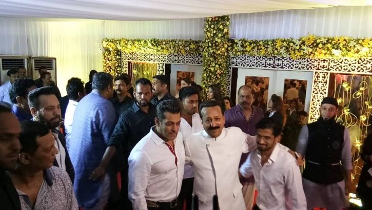 Salman Khan, SRK at Baba Siddiqui’s Iftar Party 2017