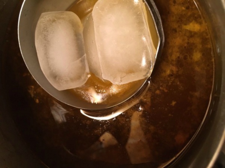 Почему жир в супе располагается на поверхности. Жир в бульоне. Кубик льда в бульон. Кубик льда для убирания жира из блюда. Суп лед кубики.