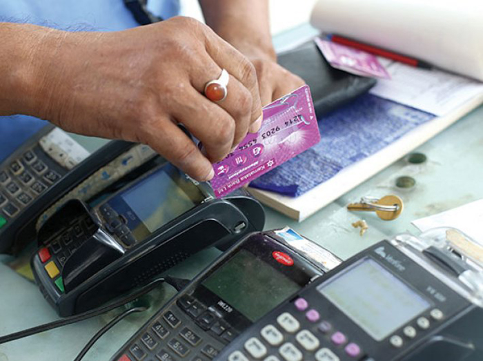 toll-shock-booth-attendant-swipes-traveler-s-debit-card-and-takes-rs-4