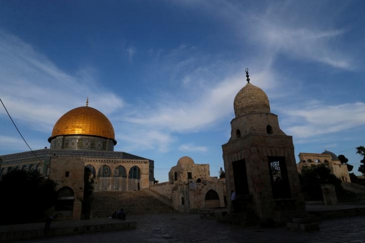 18 Photos Show Lights And Quran Marking The Month Of Ramadan In ...