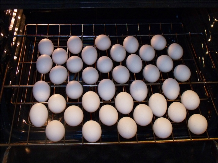 Cooking multiple eggs in an oven