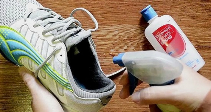 Rubbing alcohol to de-stink your shoes