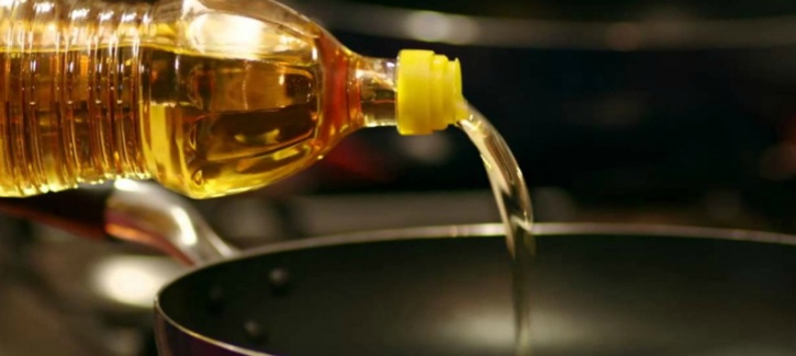 see polyunsaturated oils (canola, corn, and soy oils), as well as monosaturated oils, such as the revered olive oil, are not stable enough to resist a change in their chemical composition when exposed to high temperatures