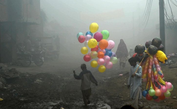 After Being Hit By Smog From Stubble Burning Pakistan Is Blaming India ...