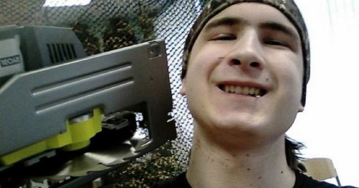 19 Yo Slits Teachers Throat Snaps Selfie With Corpse And Kills Self