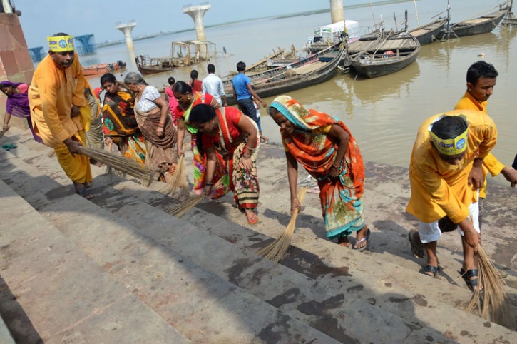 Hindu and Muslims clean Ghats