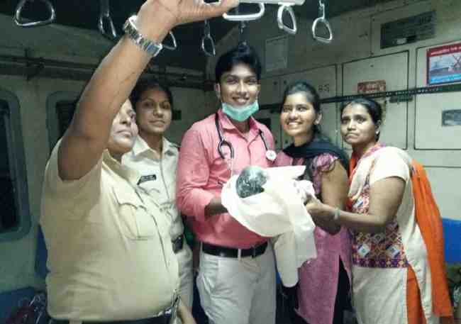 woman delivers baby on a Mumbai local