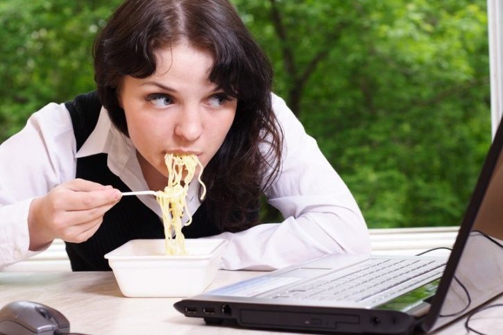 Avoid distractions while you eat Distracting your mind while you eat by watching TV or surfing the net causes an increase of 10 percent in the food you consume in one sitting, studies reveal. It’s better to be mindful while eating so you are aware of the signs of being full.