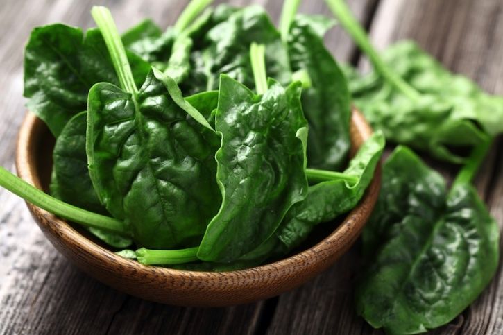Spinach Similar to tomatoes, spinach also contains antioxidants that fight cancer causing free radicals. It is also loaded with potassium and vitamin C, which can help fight off infection and boost your immune system.