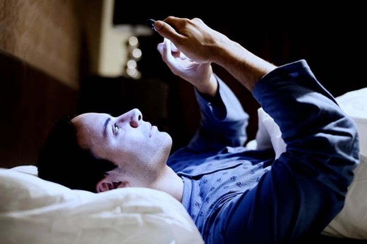 Soothe your brain into sleep Avoid the glare from the bright lights of mobile and laptop screens at least a couple of hours before your sleep as these can stimulate you brain enough to prevent you from falling off to sleep.