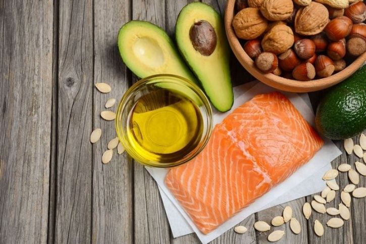 Omega-3 Omega-3’s found in foods such as fatty fish, walnuts, flax seed oil, cod liver oil and dark green vegetables prevent the eyes from drying out and ensures proper drainage of fluids from them.
