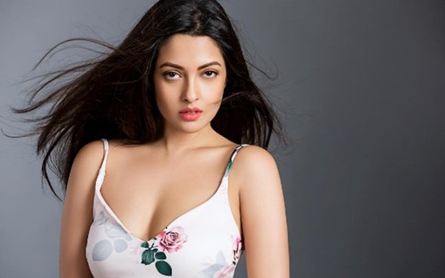 Riya Sen Porn - Riya Sen Forcefully Pulls Down Her Ragini MMS Returns Co-Star's Pants And  He Finds It Amusing