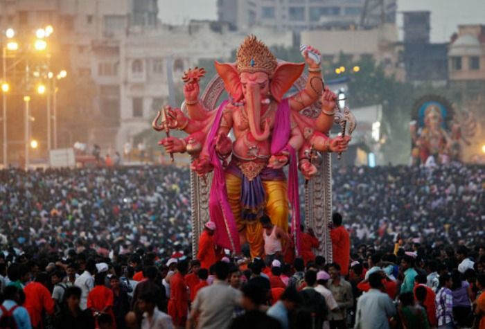 Video Of A Robot Performing Aarti During Ganesh Chaturthi Celebrations ...