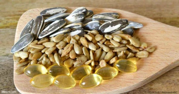 Vitamin E Vitamin E found in nuts and seeds and grapes can lower the risk of macular degeneration by protecting the DNA of our cells.