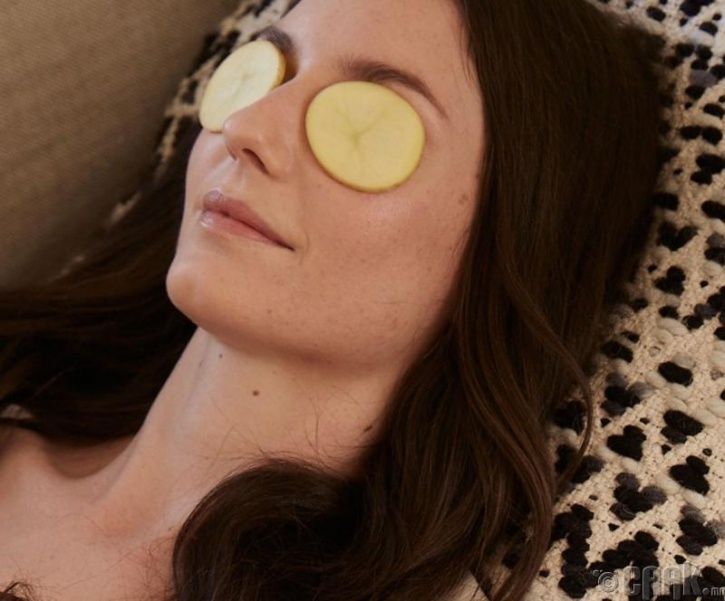 11 Ingenious Home Remedies That Can Help You Get Rid Of Under Eye Puffiness Or Eye Bags