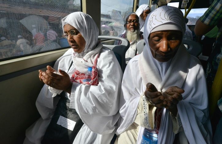 first-indians-16-maharashtra-women-create-history-by-going-for-hajj