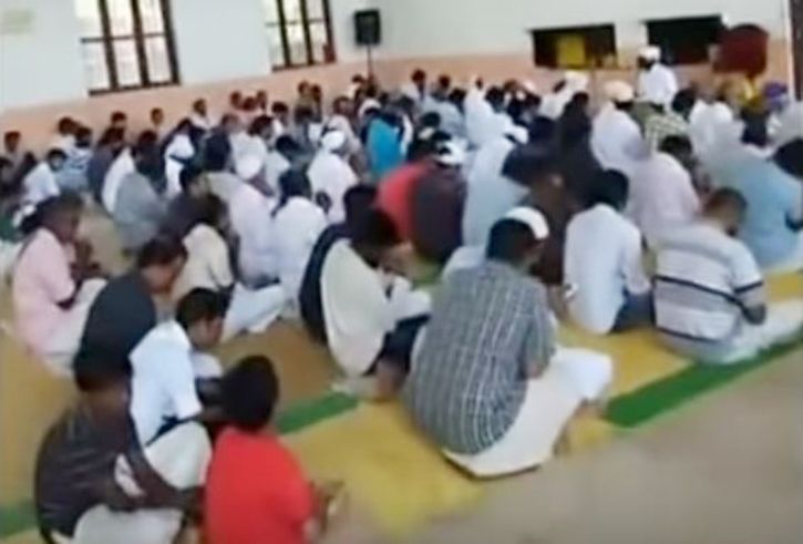 With Mosques Still Under Water, Kerala Temple Let Muslims Offer Namaz ...