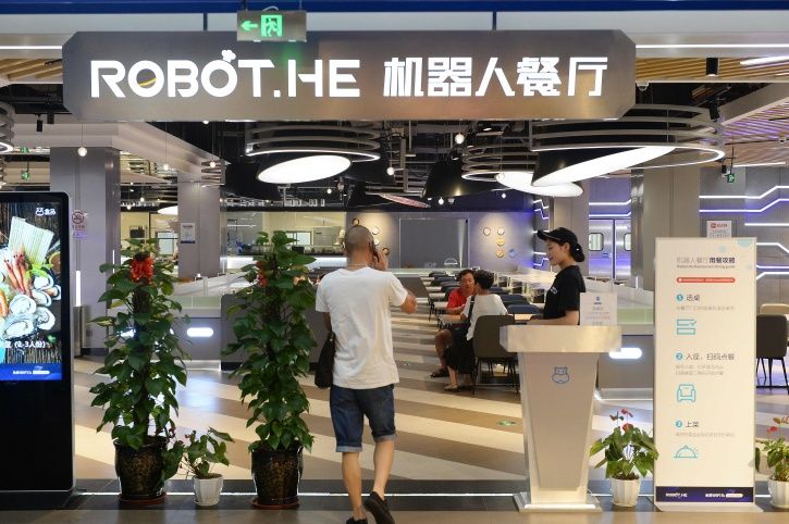 Robots The Size Of A Microwave Will Now Take Your Order & Serve Meals In China