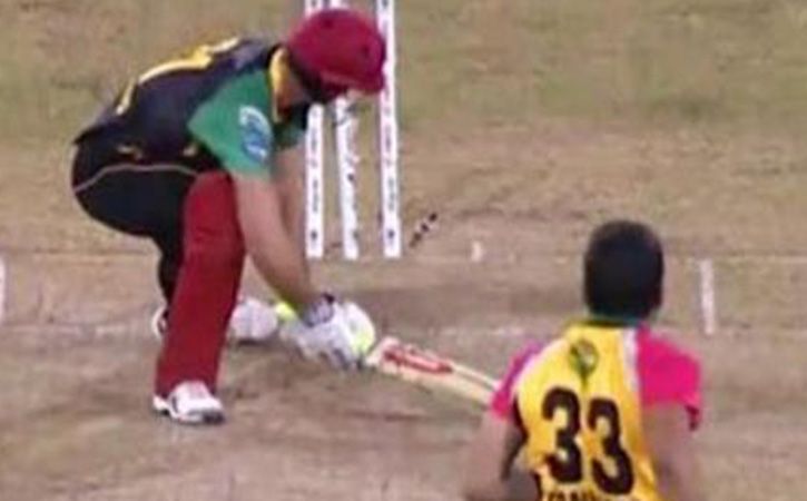 sohail tanvir show middle finger to ben cutting