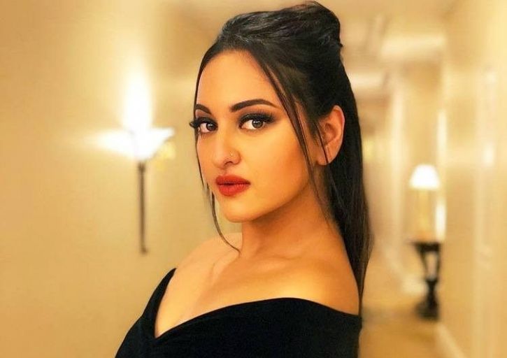 Sonakshi Sinha Receives Iron Piece Instead Of Headphones People Applaud Amazon For Being Impartial Sonakshi sinha was an amazing actress and their chemistry was so effortless ugh i loved!! sonakshi sinha receives iron piece
