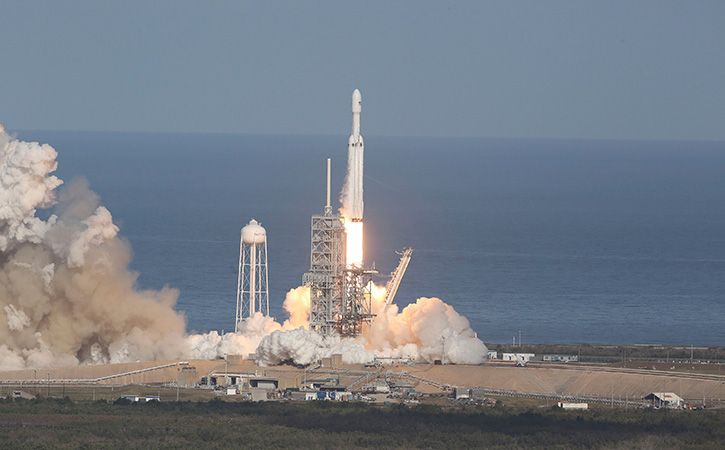 Spacexs Falcon Heavy Rocket Soars In Debut Test Launch