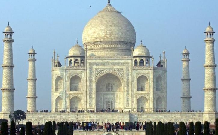 Asi May Cap Taj Mahal Visitors At 30000 A Day 1514878832 