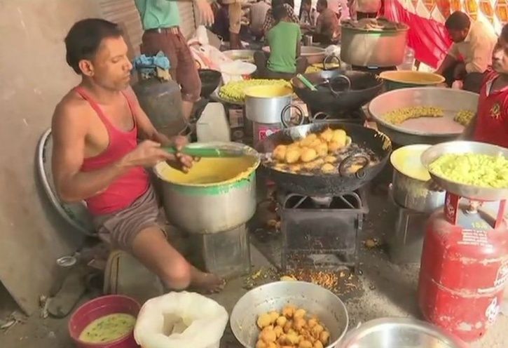 Vada Pav Vendor From Mumbai Has Donated Is One Day Earning For Army Welfare