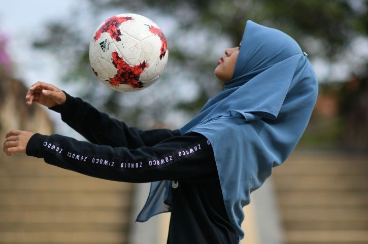 This Malaysian Girl Wearing A Hijab Has Mad Freestyle Football Skills 