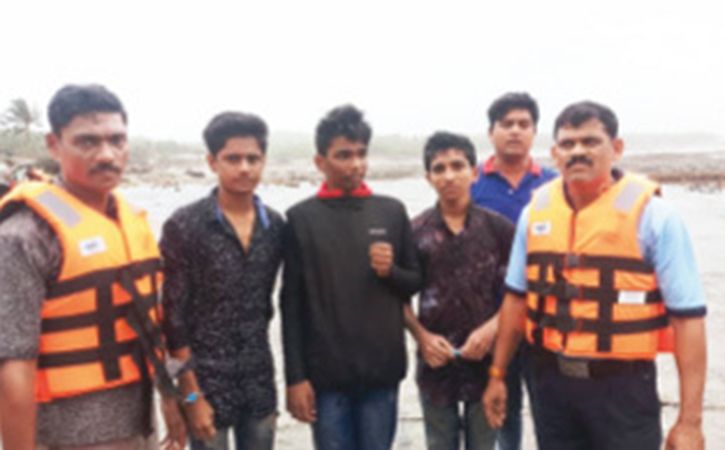 Selfie Craze Leaves Three Class XII Students Stranded At Uttan Beach