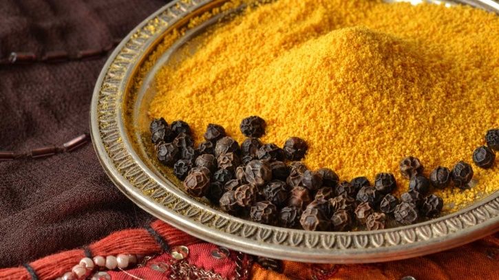 Why Turmeric And Black Pepper Is A Powerful Combination You Need To Be Having Every Day