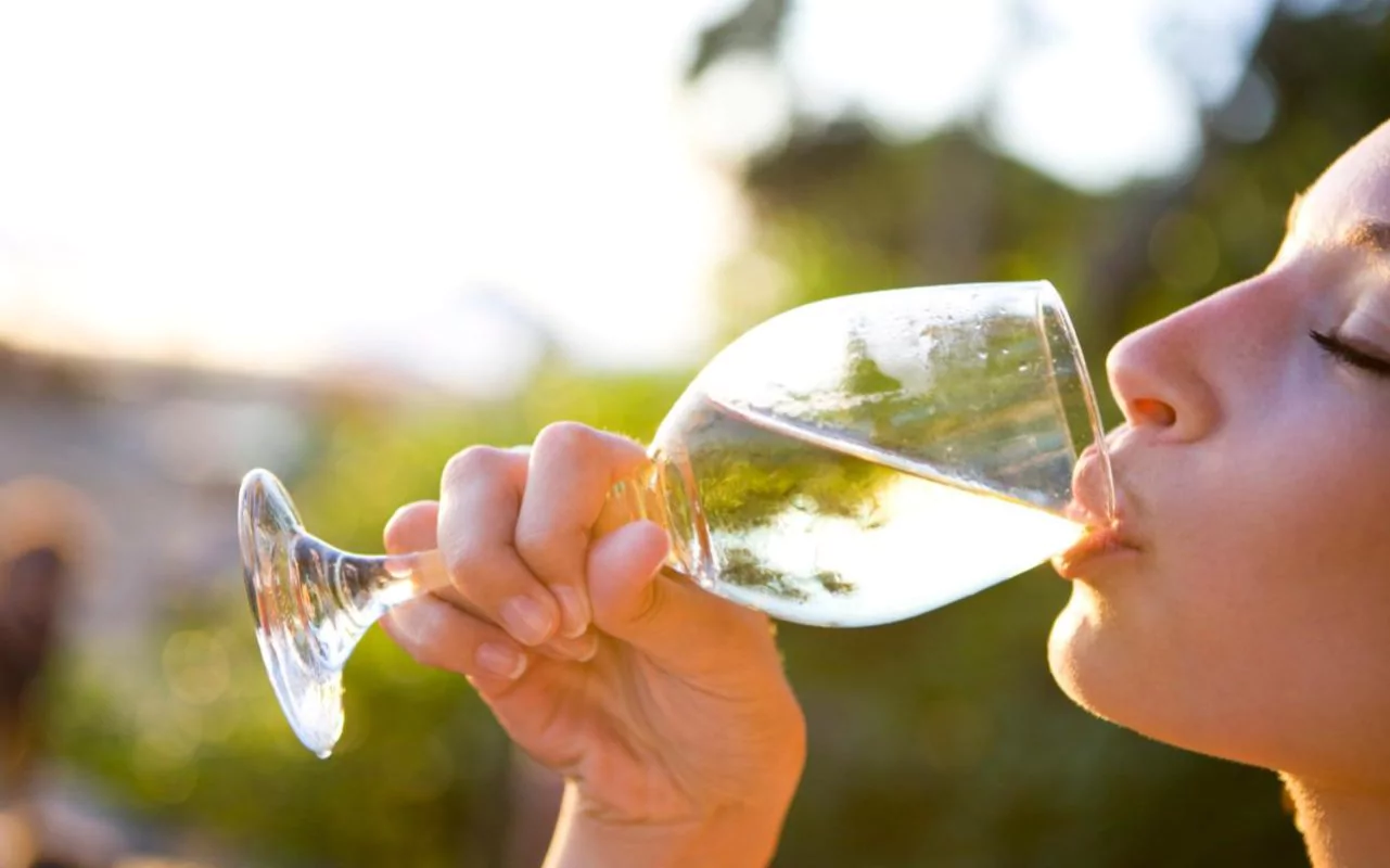 Why White Wine Leaves Women Distressed and Depressed