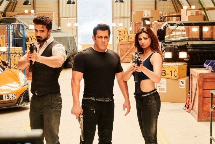 A picture of Salman Khan and Daisy Shah from Race 3.