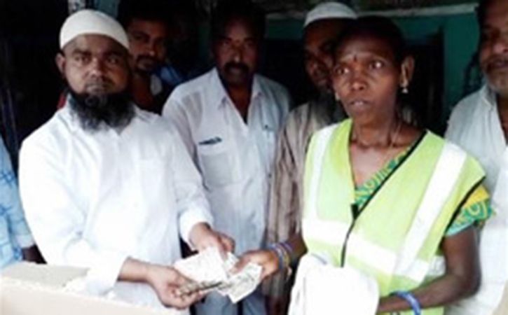 Honest Woman Sanitary Worker Returns Rs 1 Lakh To Shop Owner 