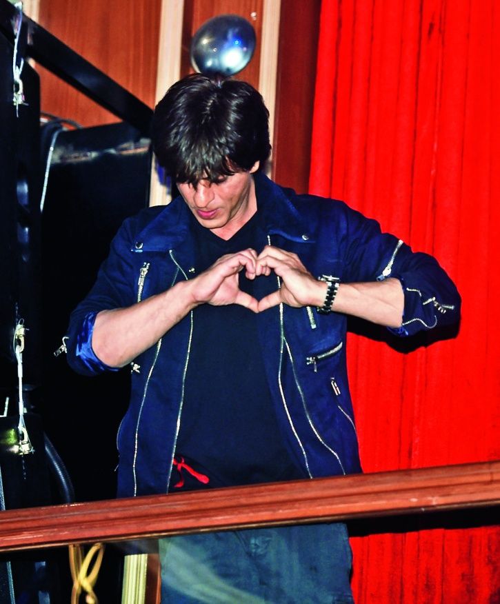 Shah Rukh Khan's Midnight Celebration Was All About Love ...