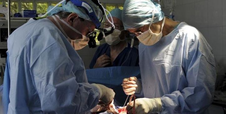 Team of doctor in Delhi Repair a leaking heart valve without surgery