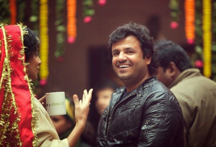 Kangana Ranaut says Queen director Vikas Bahl would hold her tight and smell her hair. 