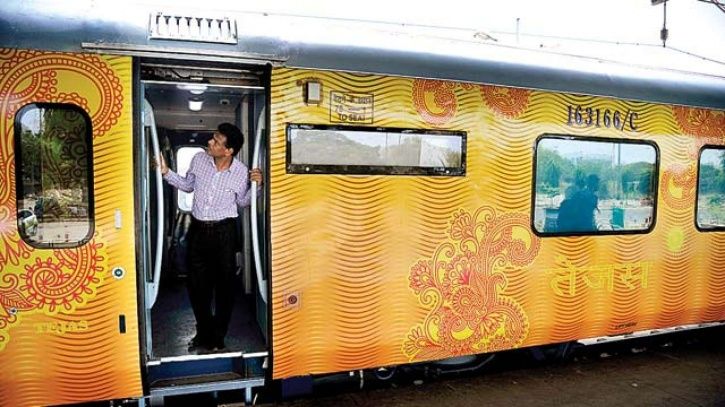 Last Year, Passengers Stole 1.95 Lakh Towels, 81,736 Bedsheets & 55,573 Pillow Covers From Trains