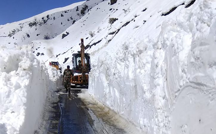300 Stranded Tourists Were Rescued Through Rohtang Tunnel